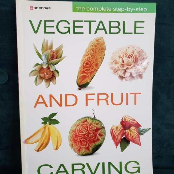The Complete Step by Step Vegetable and Fruit Carving - Picture 1 of 4